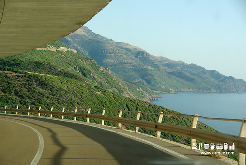 Malerische Landstraße durch die Berg- und Küstenlandschaft Sardiniens